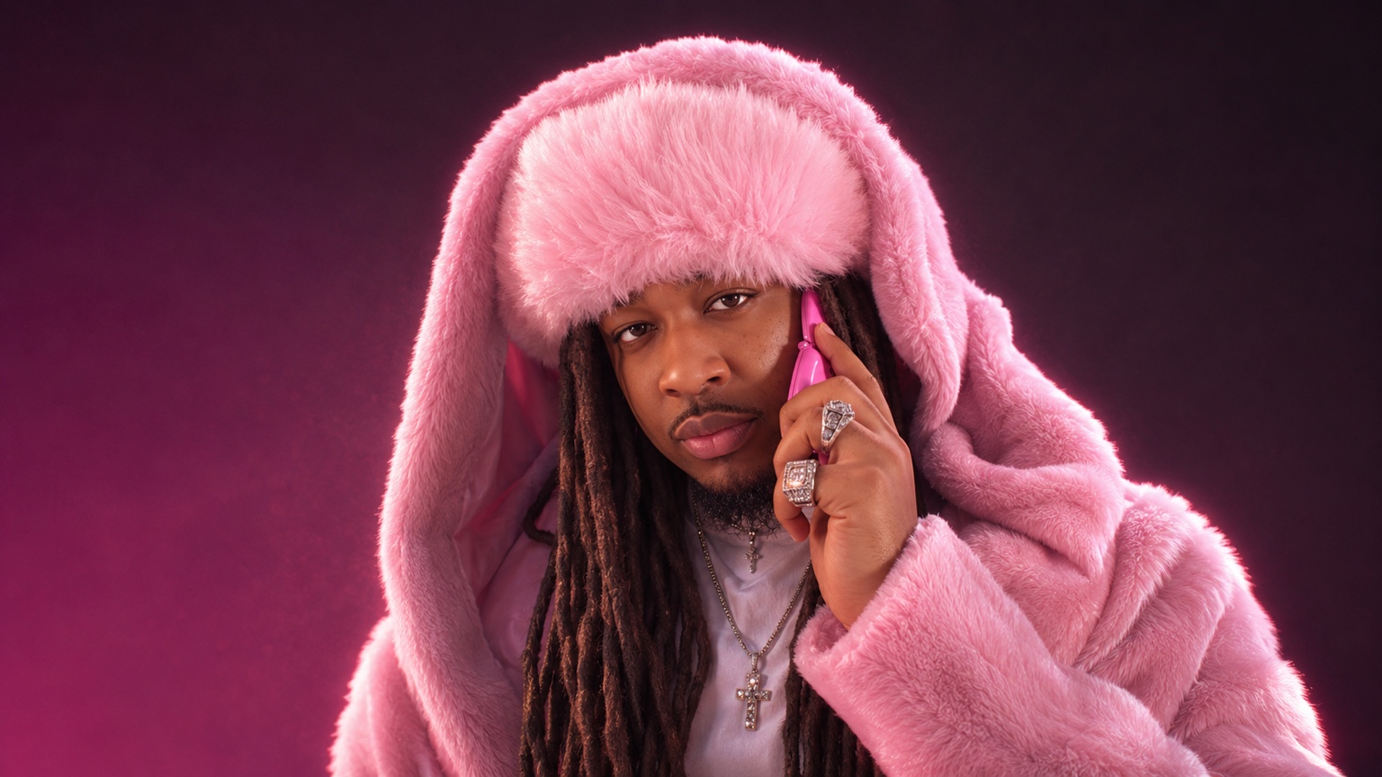 Baloo vêtu de rose, téléphone à la main